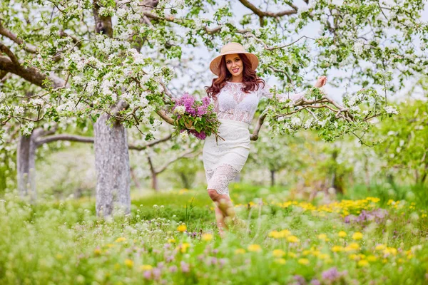Krásná Přírodní Žena Zahradě Jablek — Stock fotografie