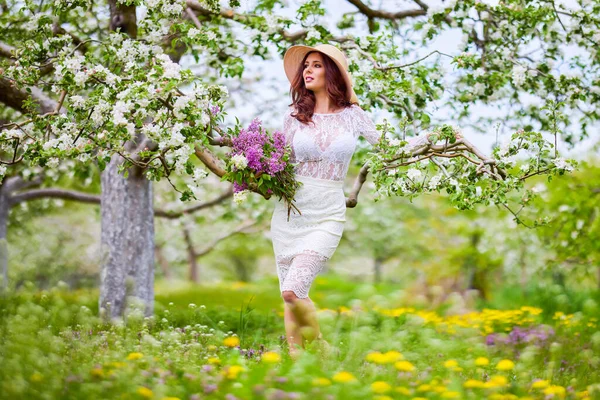 Hermosa Mujer Natural Jardín Manzana — Foto de Stock