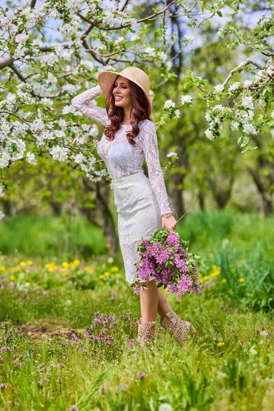 Bella Donna Naturale Nel Giardino Mela — Foto Stock