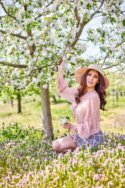 Schöne Natürliche Frau Apfelgarten — Stockfoto