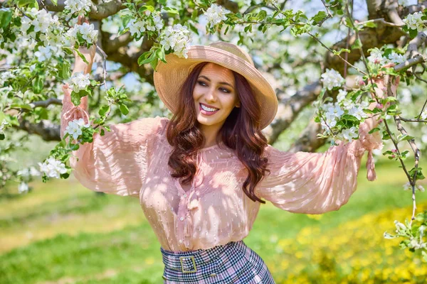 Hermosa Mujer Natural Jardín Manzana —  Fotos de Stock