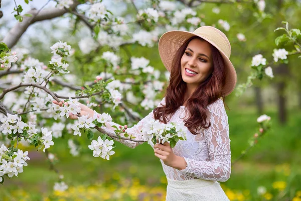 Vacker Naturlig Kvinna Trädgården Äpple — Stockfoto