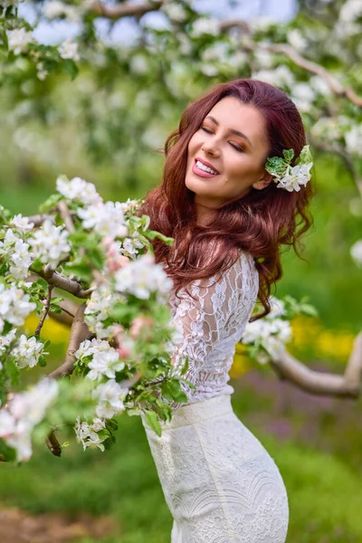 Vacker Naturlig Kvinna Trädgården Äpple — Stockfoto