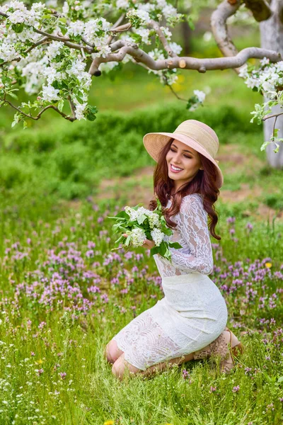 Güzel doğal kadın elma bahçesinde