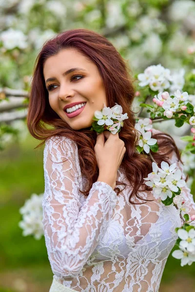 Bella Donna Naturale Nel Giardino Mela — Foto Stock