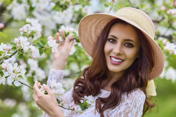 Bella Donna Naturale Nel Giardino Mela — Foto Stock