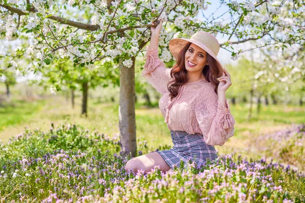 Schöne Natürliche Frau Apfelgarten — Stockfoto