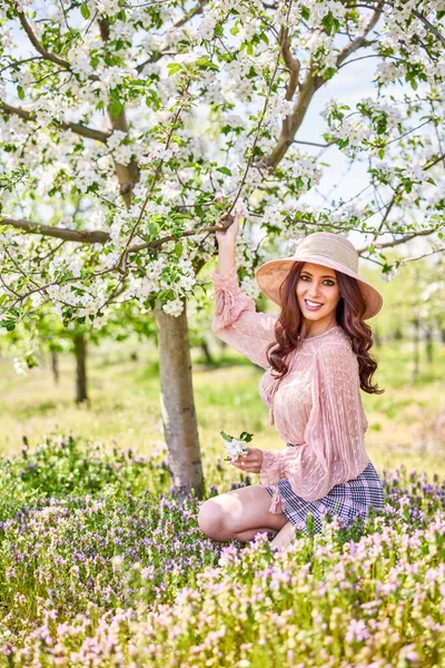 Piękna Naturalna Kobieta Ogrodzie Jabłek — Zdjęcie stockowe