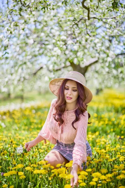 Hermosa Mujer Natural Jardín Manzana — Foto de Stock