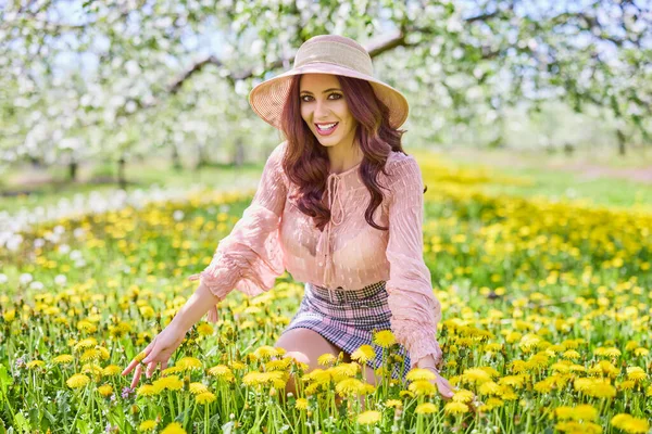 Bella Donna Naturale Nel Giardino Mela — Foto Stock