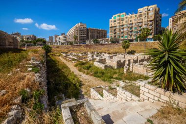 ALEXANDRIA, EGYPT - 26 Nisan 2021. Roma amfitiyatrosu, 2. yüzyıldan 4. yüzyıla kadar. Eski İskenderiye 'den kalıntılar ve parçalar.