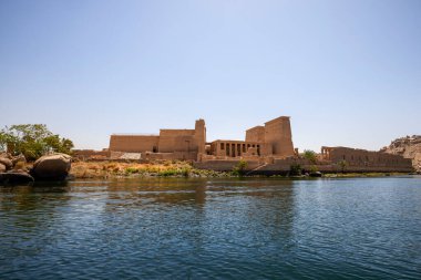 Edfu, ASWAN, EGYPT - 24 Nisan 2021: Isis Gölü, Nasser Gölü 'nde Isis Tapınağı, Isis, Horus ve firavunun basları.