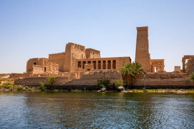 Edfu, ASWAN, EGYPT - 24 Nisan 2021: Isis Gölü, Nasser Gölü 'nde Isis Tapınağı, Isis, Horus ve firavunun basları.