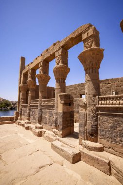 Edfu, ASWAN, EGYPT - 24 Nisan 2021: Isis Gölü, Nasser Gölü 'nde Isis Tapınağı, Isis, Horus ve firavunun basları.