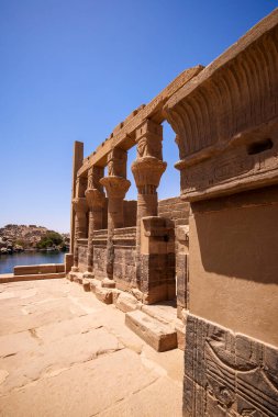 Edfu, ASWAN, EGYPT - 24 Nisan 2021: Isis Gölü, Nasser Gölü 'nde Isis Tapınağı, Isis, Horus ve firavunun basları.