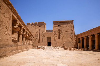 Edfu, ASWAN, EGYPT - 24 Nisan 2021: Isis Gölü, Nasser Gölü 'nde Isis Tapınağı, Isis, Horus ve firavunun basları.