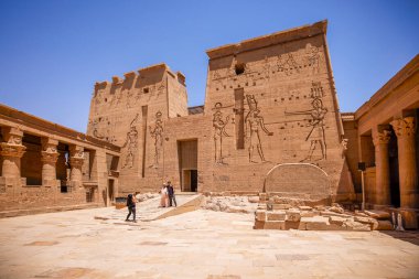 Edfu, ASWAN, EGYPT - 24 Nisan 2021: Isis Gölü, Nasser Gölü 'nde Isis Tapınağı, Isis, Horus ve firavunun basları.