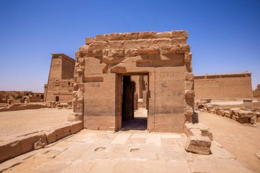 Edfu, ASWAN, EGYPT - 24 Nisan 2021: Isis Gölü, Nasser Gölü 'nde Isis Tapınağı, Isis, Horus ve firavunun basları.