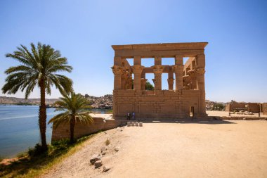 Edfu, ASWAN, EGYPT - 24 Nisan 2021: Isis Gölü, Nasser Gölü 'nde Isis Tapınağı, Isis, Horus ve firavunun basları.