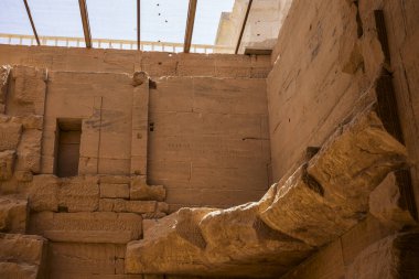 Edfu, ASWAN, EGYPT - 24 Nisan 2021: Isis Gölü, Nasser Gölü 'nde Isis Tapınağı, Isis, Horus ve firavunun basları.