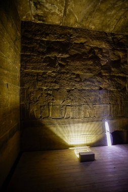 Edfu, ASWAN, EGYPT - 24 Nisan 2021: Isis Gölü, Nasser Gölü 'nde Isis Tapınağı, Isis, Horus ve firavunun basları.