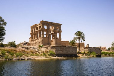 Edfu, ASWAN, EGYPT - 24 Nisan 2021: Isis Gölü, Nasser Gölü 'nde Isis Tapınağı, Isis, Horus ve firavunun basları.