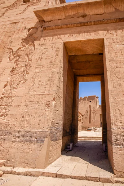 Edfu Aswan Egypt 2021年4月24日 ナセル湖のフィレ島のイシス神殿 イシス ホルス ファラオの浅浮揚 — ストック写真