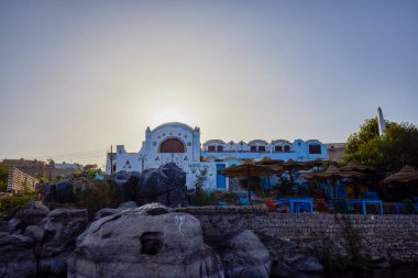 NUBIAN VILLAGE, EGYPT - 14 Nisan 2021: Aswan yakınlarındaki Nubian köylerinden birinin mimarisi, kuzey Sudan 'dan Aswan' a kadar Nil kıyıları boyunca bir yerleşim yeri.