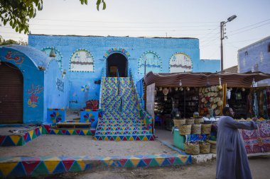 NUBIAN VILLAGE, EGYPT - 14 Nisan 2021: Aswan yakınlarındaki Nubian köylerinden birinin mimarisi, kuzey Sudan 'dan Aswan' a kadar Nil kıyıları boyunca bir yerleşim yeri.