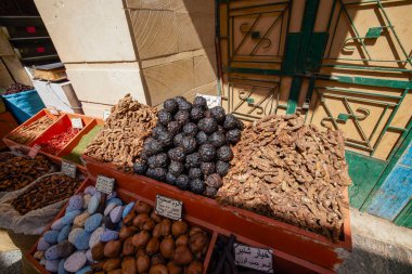 Aswan, Mısır.14 Nisan 2021 Geleneksel baharat pazarı bitkiler ve baharatlar.