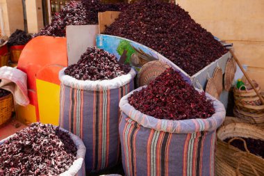 Aswan, Mısır.14 Nisan 2021 Geleneksel baharat pazarı bitkiler ve baharatlar.