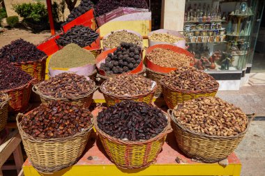 Aswan, Mısır.14 Nisan 2021 Geleneksel baharat pazarı bitkiler ve baharatlar.