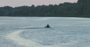 Romanya 'nın Tuna Deltası' ndaki bir teknede bir grup turist. Yavaş çekim 4k 