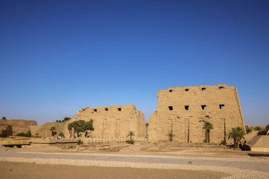 Luxor, EJİPT - 16 Nisan 2021. Tapınak Karnak, antik Thebes kasabasındaki Amun-Re tanrısının en büyük tapınak kompleksi..