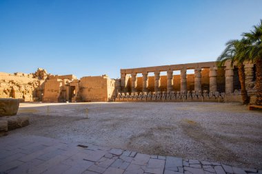 Luxor, EJİPT - 16 Nisan 2021. Tapınak Karnak, antik Thebes kasabasındaki Amun-Re tanrısının en büyük tapınak kompleksi..