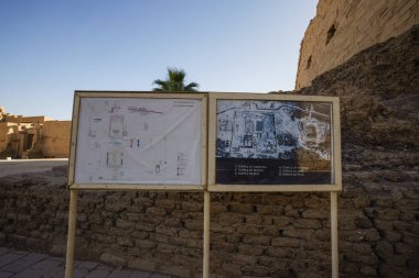 Luxor, EJİPT - 16 Nisan 2021. Tapınak Karnak, antik Thebes kasabasındaki Amun-Re tanrısının en büyük tapınak kompleksi..