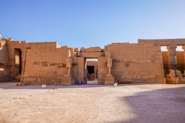 Luxor, EJİPT - 16 Nisan 2021. Tapınak Karnak, antik Thebes kasabasındaki Amun-Re tanrısının en büyük tapınak kompleksi..