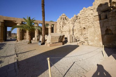 Luxor, EJİPT - 16 Nisan 2021. Tapınak Karnak, antik Thebes kasabasındaki Amun-Re tanrısının en büyük tapınak kompleksi..