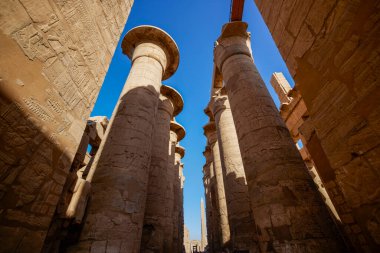 Luxor, EJİPT - 16 Nisan 2021. Tapınak Karnak, antik Thebes kasabasındaki Amun-Re tanrısının en büyük tapınak kompleksi..