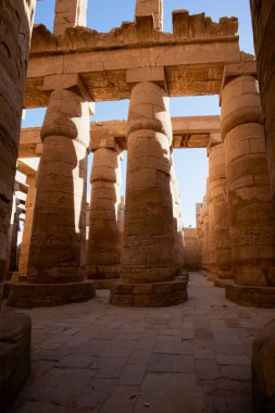Luxor, EJİPT - 16 Nisan 2021. Tapınak Karnak, antik Thebes kasabasındaki Amun-Re tanrısının en büyük tapınak kompleksi..