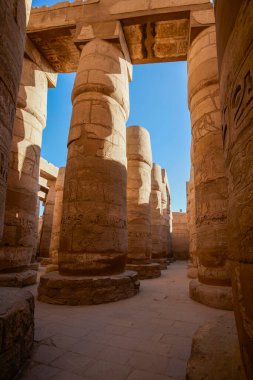Luxor, EJİPT - 16 Nisan 2021. Tapınak Karnak, antik Thebes kasabasındaki Amun-Re tanrısının en büyük tapınak kompleksi..