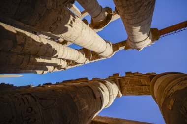 Luxor, EJİPT - 16 Nisan 2021. Tapınak Karnak, antik Thebes kasabasındaki Amun-Re tanrısının en büyük tapınak kompleksi..