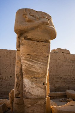 Luxor, EJİPT - 16 Nisan 2021. Tapınak Karnak, antik Thebes kasabasındaki Amun-Re tanrısının en büyük tapınak kompleksi..