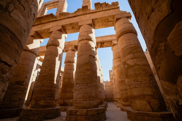 Luxor, EJİPT - 16 Nisan 2021. Tapınak Karnak, antik Thebes kasabasındaki Amun-Re tanrısının en büyük tapınak kompleksi..