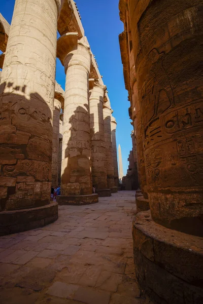 Luxor, EJİPT - 16 Nisan 2021. Tapınak Karnak, antik Thebes kasabasındaki Amun-Re tanrısının en büyük tapınak kompleksi..