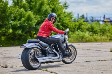 Chopper motosikletli hoş bir adam.