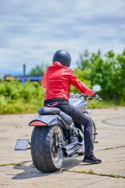 Chopper motosikletli hoş bir adam.