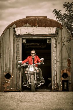 Chopper motosikletli hoş bir adam.