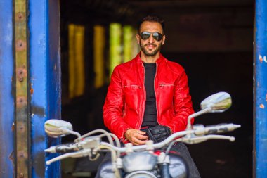 Chopper motosikletli hoş bir adam.