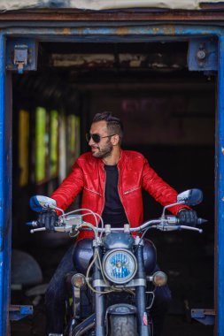 Chopper motosikletli hoş bir adam.